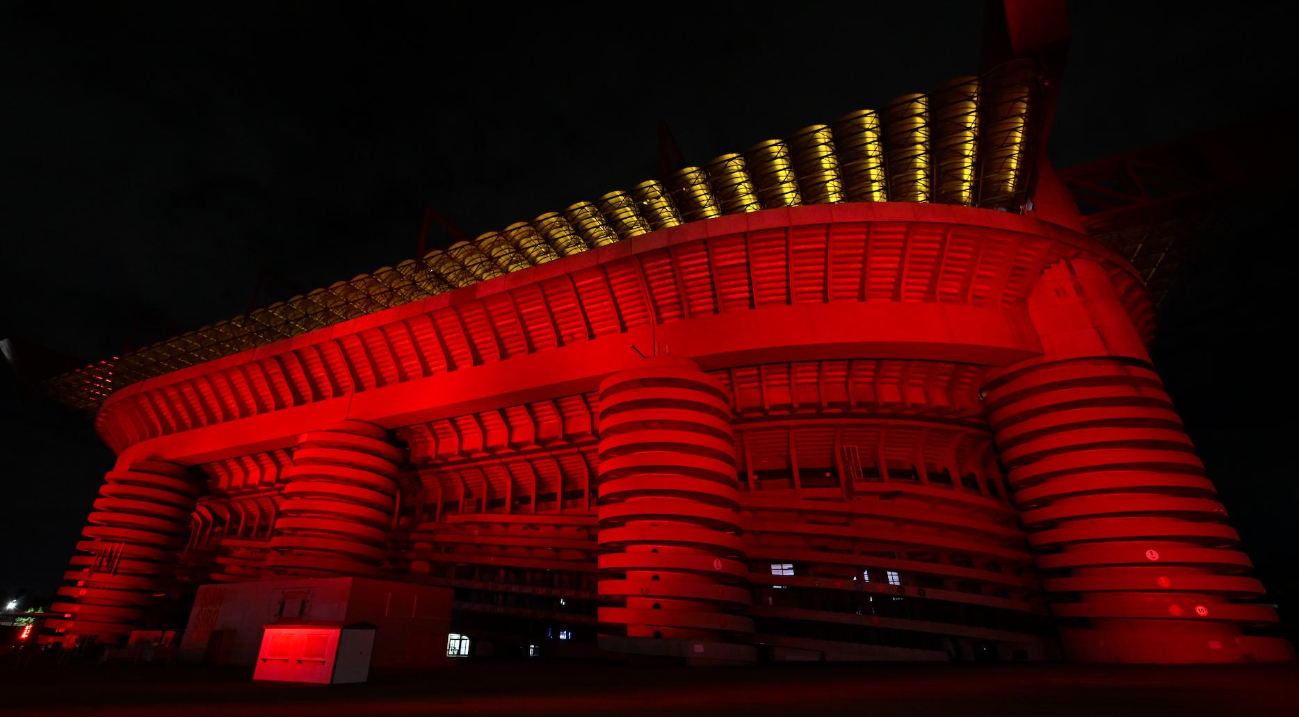 Stadio San Siro illuminato di rosso